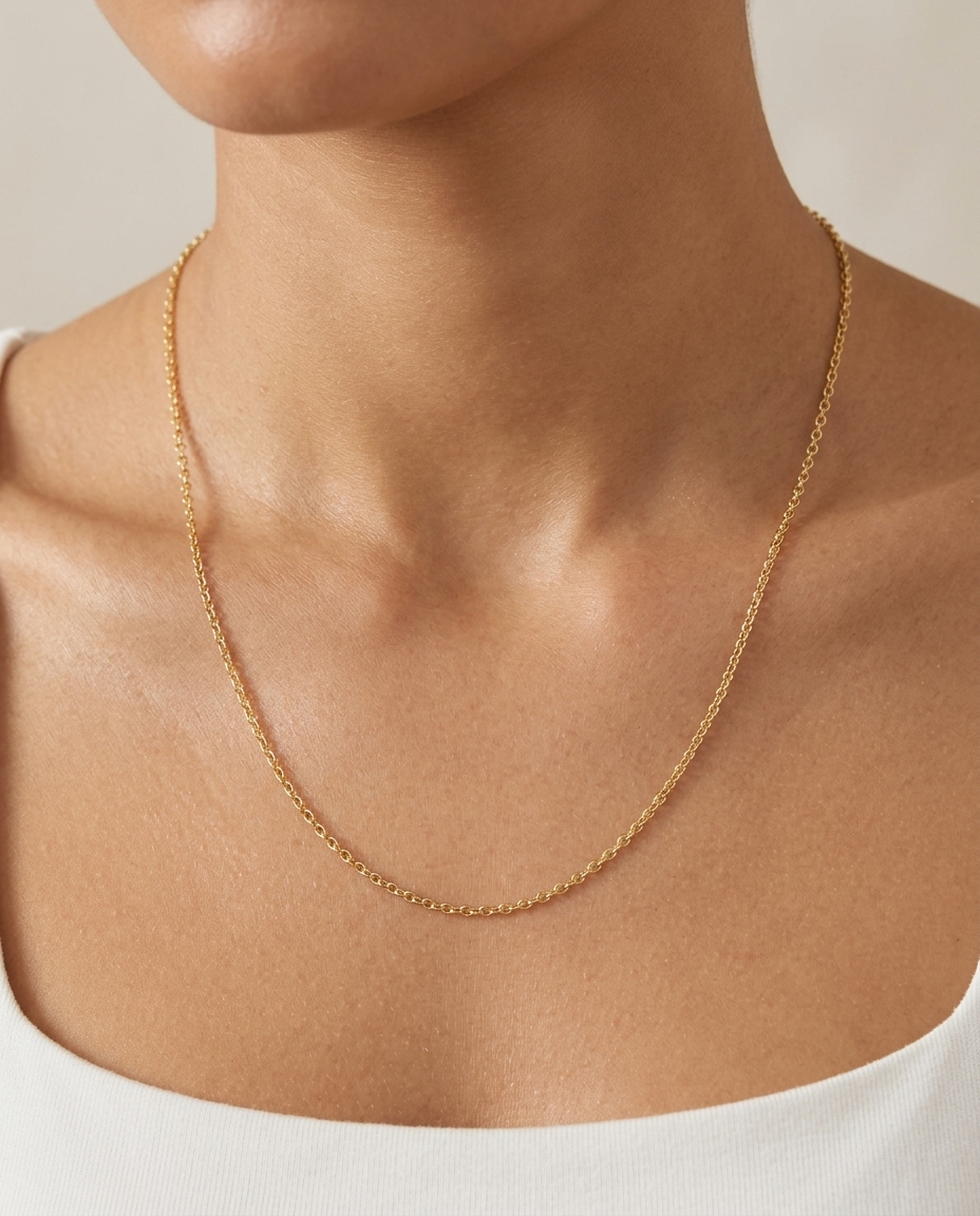 14KT Gold Round Link Chain Necklace on model