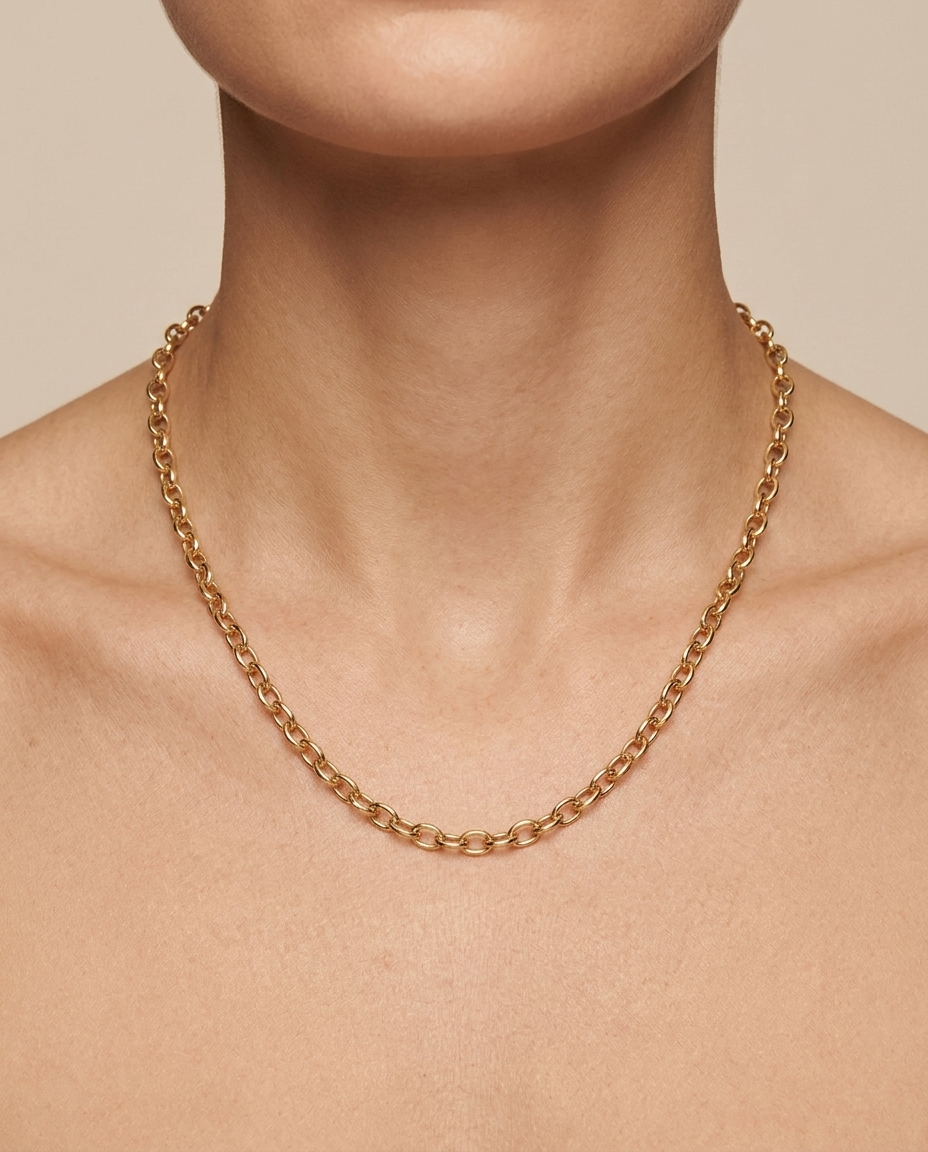 14KT Gold Oval Cable Chain Necklace on model