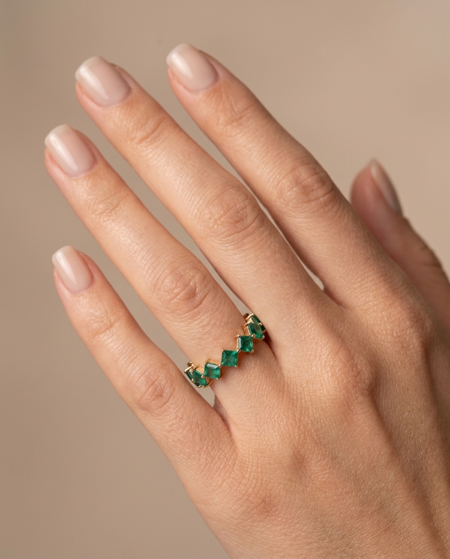 Emerald SquareRing in Yellow Gold on model